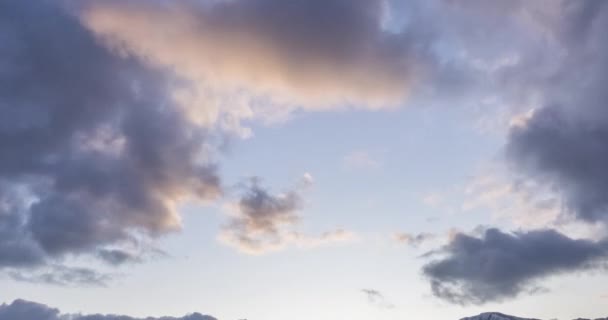 秋の時間で山の牧草地で壮大な雲の4K Uhdタイムラプス 雪嵐の空と野生の無限の自然 速い動き — ストック動画