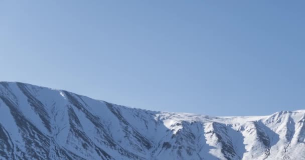 Uhd Tijdspanne Van Zonnebeweging Kristalheldere Hemel Boven Sneeuw Bergtop Gele — Stockvideo