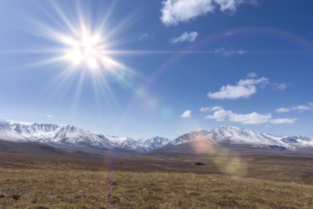 Uhd Timelapse Movimento Del Sole Cielo Cristallino Con Nuvole Sopra — Video Stock