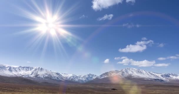 Uhd Napóramű Kristálytiszta Égbolton Felhőkkel Hóhegy Tetején Sárga Ősszel Nagy — Stock videók