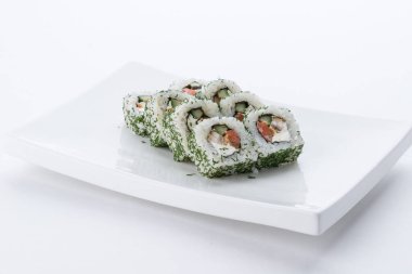 Sushi seti ve beyaz arka plan kompozisyon. Japon Gıda Restoran, sushi maki gunkan rulo levha veya plakalı ayarla.