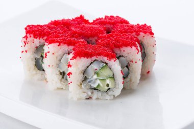 Sushi seti ve beyaz arka plan kompozisyon. Japon Gıda Restoran, sushi maki gunkan rulo levha veya plakalı ayarla.