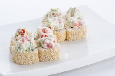 Sushi seti ve beyaz arka plan kompozisyon. Japon Gıda Restoran, sushi maki gunkan rulo levha veya plakalı ayarla.