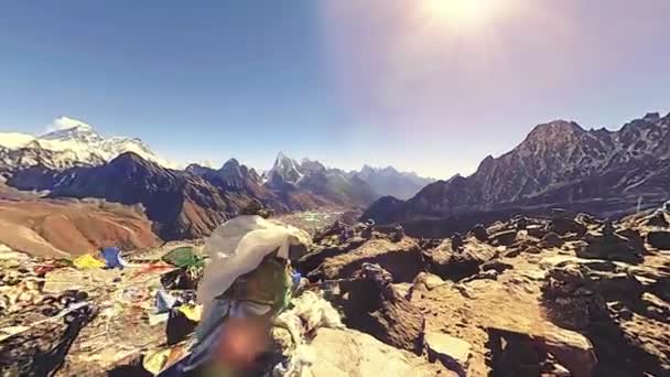 360 Vr五鏡里山の頂上 チベットの祈りの仏教の旗 野生のヒマラヤの標高の高い自然と山の谷 雪に覆われた岩の斜面 — ストック動画
