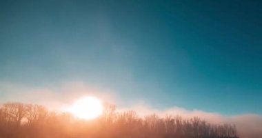 Dağ nehri zamanı yaz ya da sonbahar gündoğumunda azalır. Vahşi doğa, berrak su ve her zaman yeşil olan kırsal vadi. Güneş ışınları ve yoğun sabah sisi. Motorlu doli kaydırma hareketi