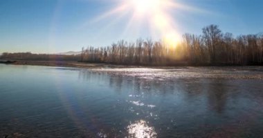 Dağ nehri zamanı yaz ya da sonbahar günbatımında azalır. Vahşi doğa, berrak su ve her zaman yeşil olan kırsal vadi. Güneş ışınları ve yoğun akşam sisi. Motorlu doli kaydırma hareketi