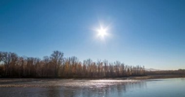 Dağ nehri zamanı yaz ya da sonbahar gündoğumunda azalır. Vahşi doğa, berrak su ve her zaman yeşil olan kırsal vadi. Güneş ışınları ve yoğun sabah sisi. Motorlu doli kaydırma hareketi