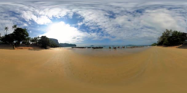 360 Vr美しいビーチの海の砂と空 雲の中の大きな太陽が地平線に触れる アジアのヤシのビーチの背景 透明度の高い海岸 静かな水と観光船と公共のビーチ — ストック動画