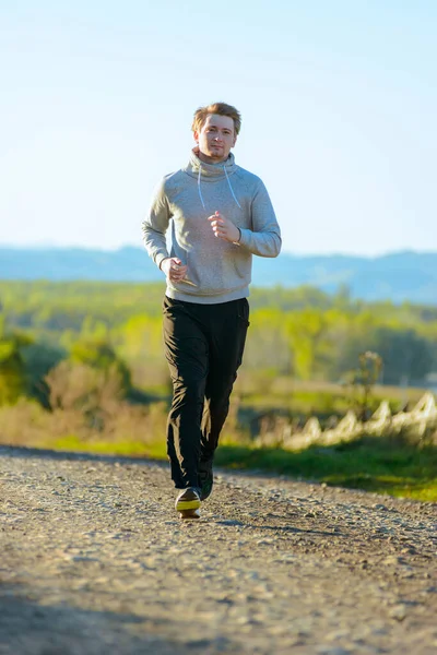 Τρέξιμο Άνθρωπος Τζόκινγκ Στην Αγροτική Φύση Όμορφη Καλοκαιρινή Μέρα Γυμναστήριο — Φωτογραφία Αρχείου