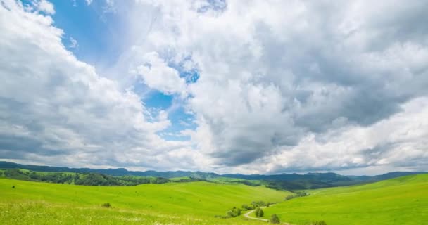 초원은 여름이나 가을철에 자연환경 구름의 움직임 — 비디오