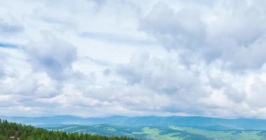 Dağ Gölü yaz ya da sonbahar zamanında zaman atlaması. Vahşi doğa ve kırsal alan. Hızlı bulutlar, yeşil çimenler ve dramatik gökyüzü. Motorlu doli kaydırma hareketi