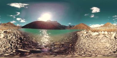Kış mevsiminde 360 HD VR Gokyo Ri dağ gölü. Vahşi Himalayalar yüksek irtifa doğa ve dağ vadisi. Kayalık yamaçlar buzla kaplı.