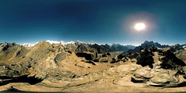 360 Gokyo Dağ Tepesi Tibet Budist Bayrağı Vahşi Himalayalar Yüksek — Stok video