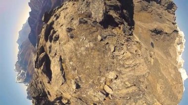 360 VR Gokyo Ri dağ tepesi. Tibet Budist bayrağı. Vahşi Himalayalar yüksek irtifa doğa ve dağ vadisi. Karla kaplı kayalık yamaçlar. Küçük gezegen dönüşümü.