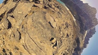 360 VR Gokyo Ri dağ tepesi. Tibet Budist bayrağı. Vahşi Himalayalar yüksek irtifa doğa ve dağ vadisi. Karla kaplı kayalık yamaçlar. Küçük gezegen dönüşümü.