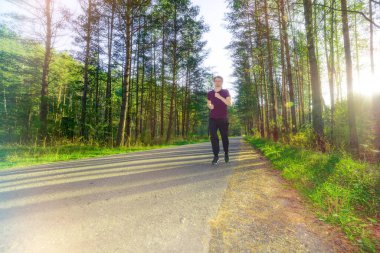 Koşan adam güzel bir yaz gününde şehir parkında koşuyor. Spor fitness modeli Kafkasya etnik köken eğitimi.