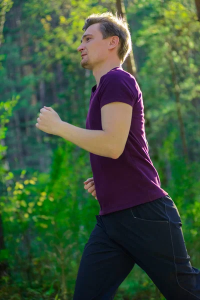 Laufender Mann Joggt Einem Schönen Sommertag Stadtpark Sport Fitness Modell — Stockfoto