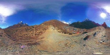 Nepal 'deki Dingboche ve Pheriche köyünün 4K VR' si, Everest ana kamp alanının temel noktası. EBC. Himalayalar 'da dağ yürüyüşü yolunda budist bir ahmak..
