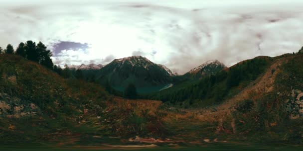 在冬季 有360个Vr时滞山湖 野生西伯利亚自然和高山山谷 青翠的松树林和天空中的云彩 — 图库视频影像