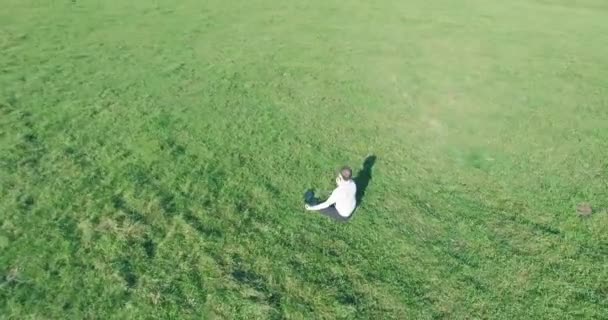 Luftaufnahme Niedriger Orbitalflug Den Auf Grünem Gras Sitzenden Menschen Mit — Stockvideo