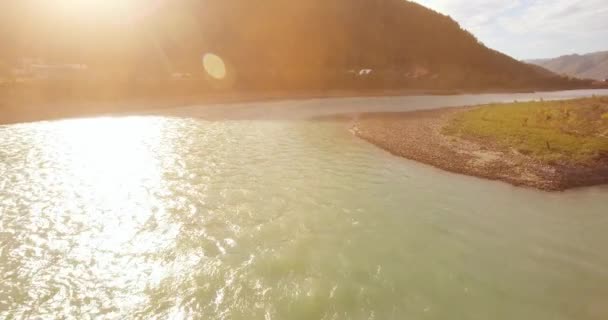 4K空中視点 晴れた夏の朝に岩と新鮮な速い山の川の上の低高度飛行 緑の松の木と太陽の光線 純粋な冷たい水の流れ — ストック動画