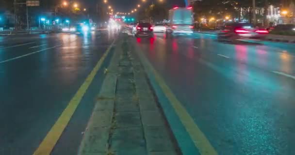 Hiperlapso Del Tráfico Nocturno Ciudad Intersección Calles Timelapse Cars Motorbikes — Vídeo de stock