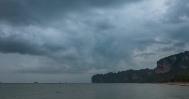 Zeitraffer Von Regenwolken Über Strand Und Meereslandschaft Mit Booten Windiges — Stockvideo