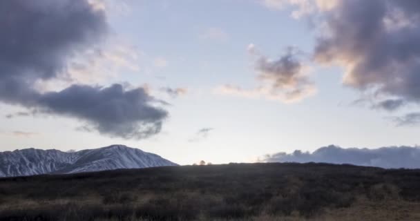 Uhd Timelapse Nubes Épicas Montaña Medow Otoño Naturaleza Salvaje Sin — Vídeos de Stock