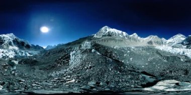 Everest Üssü 'nün 360 vr panoramik görüntüsü. Everest Dağı, güzel gökyüzü ve Khumbu buzulu. Khumbu Vadisi, Sagarmatha Ulusal Parkı, Himalayalar 'ın Nepal' i. EBC iz yolunun bitiş noktası