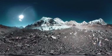 Everest Üssü 'nün 360 vr panoramik görüntüsü. Everest Dağı, güzel gökyüzü ve Khumbu buzulu. Khumbu Vadisi, Sagarmatha Ulusal Parkı, Himalayalar 'ın Nepal' i. EBC iz yolunun bitiş noktası