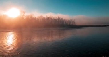 Dağ nehri zamanı yaz ya da sonbahar gündoğumunda azalır. Vahşi doğa, berrak su ve her zaman yeşil olan kırsal vadi. Güneş ışınları ve yoğun sabah sisi. Motorlu doli kaydırma hareketi