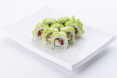 Sushi seti ve beyaz arka plan kompozisyon. Japon Gıda Restoran, sushi maki gunkan rulo levha veya plakalı ayarla.