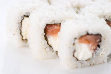 Sushi seti ve beyaz arka plan kompozisyon. Japon Gıda Restoran, sushi maki gunkan rulo levha veya plakalı ayarla.