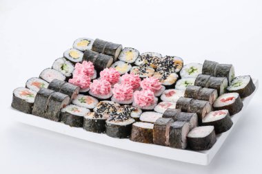 Sushi seti ve beyaz arka plan kompozisyon. Japon Gıda Restoran, sushi maki gunkan rulo levha veya plakalı ayarla.