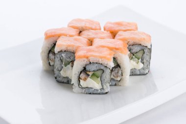 Sushi seti ve beyaz arka plan kompozisyon. Japon Gıda Restoran, sushi maki gunkan rulo levha veya plakalı ayarla.