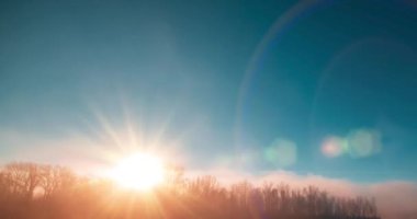 Dağ nehri zamanı yaz ya da sonbahar gündoğumunda azalır. Vahşi doğa, berrak su ve her zaman yeşil olan kırsal vadi. Güneş ışınları ve yoğun sabah sisi. Motorlu doli kaydırma hareketi