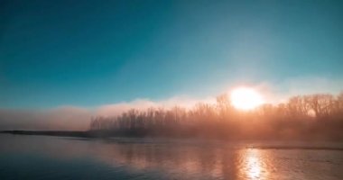 Dağ nehri zamanı yaz ya da sonbahar günbatımında azalır. Vahşi doğa, berrak su ve her zaman yeşil olan kırsal vadi. Güneş ışınları ve yoğun akşam sisi. Motorlu doli kaydırma hareketi