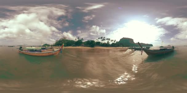 360 Bellissima Spiaggia Mare Sabbia Cielo Grande Sole Tra Nuvole — Video Stock
