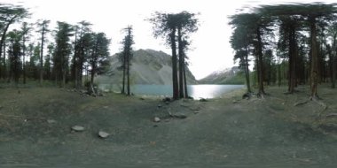 Yaz veya sonbahar saatlerinde 360 VR dağ gölü. Vahşi doğa ve kırsal dağ vadisi. Çam ağaçlarından yeşil orman ve gökyüzünde hızlı bulutlar.