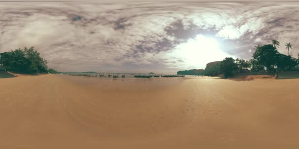 360 Bellissima Spiaggia Mare Sabbia Cielo Grande Sole Tra Nuvole — Video Stock