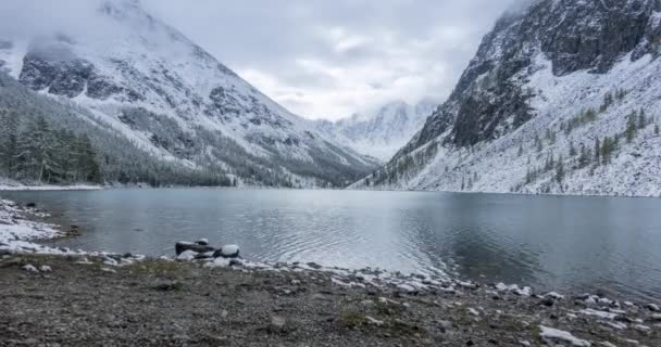 4K超高清雪山湖在秋天的时间流逝 野外和农村山区山谷 青翠的松树林和厚重的云彩 机动滑翔机运动 — 图库视频影像