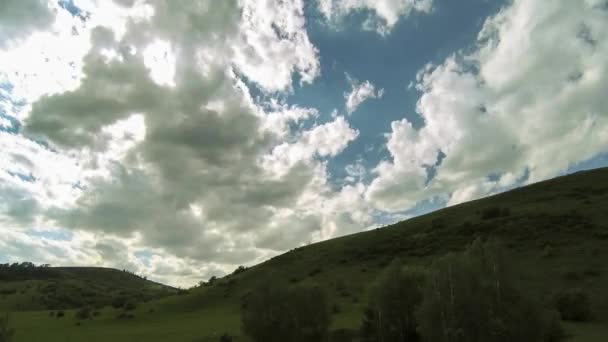 Uhd山の牧草地は夏や秋の時間にタイムラプスします 野生のロシアの自然と農村のフィールド 緑の草 太陽光線の動き — ストック動画