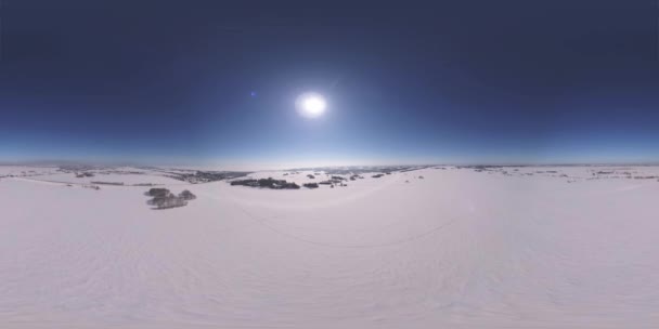 360 Vr无人驾驶飞机俯瞰寒冷的冬季风景 北极田野 冰雪覆盖的树木 冰河和地平线上的太阳光 极端低温天气 高空水平运动 — 图库视频影像