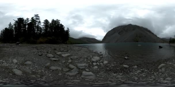 在冬季 有360个Vr时滞山湖 野生西伯利亚自然和高山山谷 青翠的松树林和天空中的云彩 — 图库视频影像