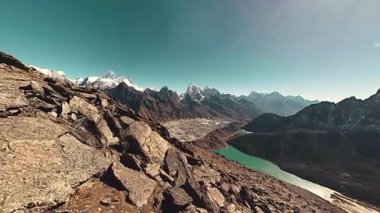 360 VR Gokyo Ri dağ tepesi. Tibet Budist bayrağı. Vahşi Himalayalar yüksek irtifa doğa ve dağ vadisi. Karla kaplı kayalık yamaçlar. Panorama kamera hareketi.