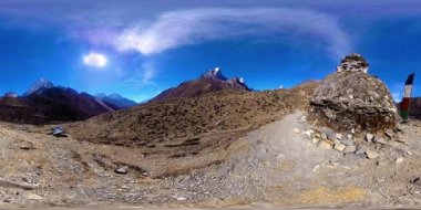 Nepal 'deki Dingboche ve Pheriche köyünün 4K VR' si, Everest ana kamp alanının temel noktası. EBC. Himalayalar 'da dağ yürüyüşü yolunda budist bir ahmak..