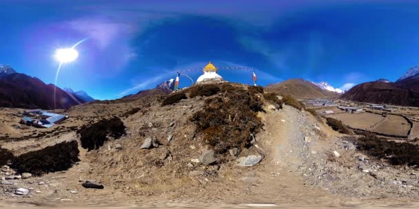 Dingboche村和Pheriche村的4K 最安全营地轨道的基点 Ebc 喜马拉雅山山路上的佛塔 — 图库视频影像