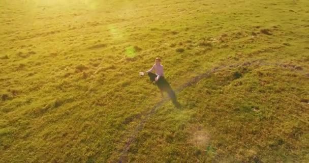 Высоты Птичьего Полета Низкоорбитальный Полет Вокруг Человека Сидящего Зеленой Траве — стоковое видео