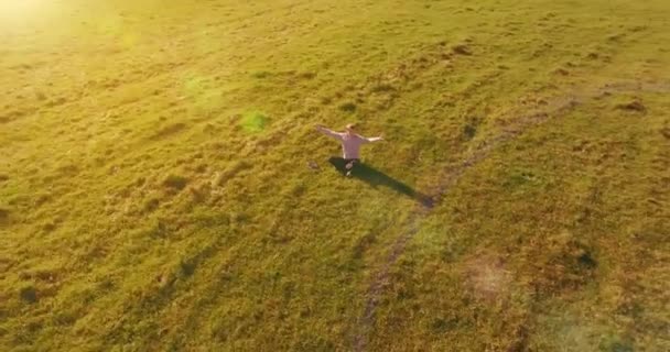 Légi Rálátás Alacsony Pályájú Repülés Zöld Füvön Ülő Ember Körül — Stock videók