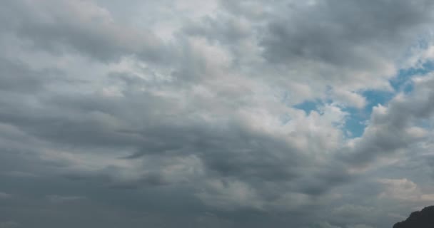 Kumsalda Teknelerle Deniz Manzarasında Yağmur Bulutları Hızlanıyor Rüzgarlı Hava Dramatik — Stok video